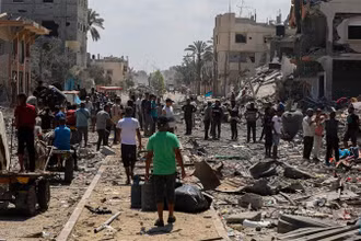 Những người di tản quay về nhà tại thành phố Deir al-Balah, ở trung tâm Dải Gaza, ngày 29/8/2024. (Ảnh: Tân Hoa Xã)