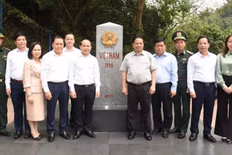 Thủ tướng Phạm Minh Chính thăm Cột mốc số 1116 tại khu vực Cửa khẩu quốc tế Hữu Nghị.(Ảnh: TRẦN HẢI)