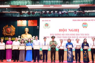 Thứ trưởng Công an Lê Quốc Hùng trao Bằng khen tặng tập thể hội viên nông dân có thành tích xuất sắc.