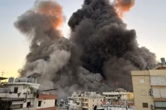 Khói bốc lên sau cuộc không kích của Israel tại Beirut, Lebanon. (Ảnh: IRNA/TTXVN) 