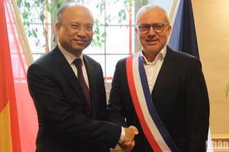 Chào đón Đại sứ Đinh Toàn Thắng tới thăm và làm việc tại Nevers, Thị trưởng Denis Thuriot đánh giá cao mối quan hệ hợp tác và hữu nghị truyền thống Việt Nam-Pháp. (Ảnh: Khải Hoàn)