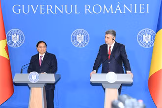 Thủ tướng Phạm Minh Chính và Thủ tướng Romania Ion-Marcel Ciolacu tại cuộc gặp gỡ, trao đổi thông tin với báo chí. 