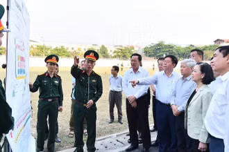 Đồng chí Trương Thị Mai cùng các thành viên đoàn công tác kiểm tra công tác chuẩn bị diễu binh diễu hành tại Sân vận động tỉnh Điện Biên.