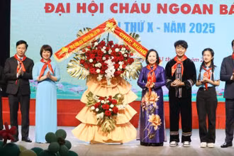 Lãnh đạo Tỉnh Ủy, Hội đồng nhân dân, Ủy ban nhân dân, Ủy ban Mặt trận Tổ quốc tỉnh tặng hoa chúc mừng Đại hội Cháu ngoan Bác Hồ. 