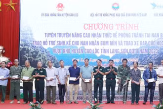 Trung tướng Phạm Ngọc Khóa, Phó Chủ tịch Thường trực Hội hỗ trợ khắc phục hậu quả bom mìn Việt Nam tặng quà sinh kế cho các nạn nhân có hoàn cảnh khó khăn tại huyện Cao Lộc (Lạng Sơn).