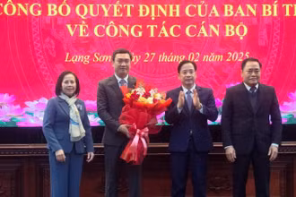 Lãnh đạo Tỉnh ủy, Hội đồng nhân dân, Ủy ban nhân dân tỉnh Lạng Sơn tặng hoa chúc mừng tân Phó Bí thư Tỉnh ủy, đồng chí Nguyễn Cảnh Toàn.