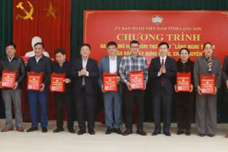 Lãnh đạo Ủy ban Mặt trận Tổ quốc Việt Nam tỉnh Lạng Sơn tặng hòm thư góp ý cho đại diện Ủy ban Mặt trận Tổ quốc các huyện, thành phố trong tỉnh.