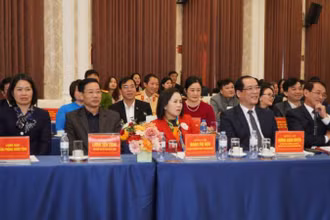 Các đồng chí lãnh đạo tỉnh Lạng Sơn dự diễn đàn trẻ em năm 2024.