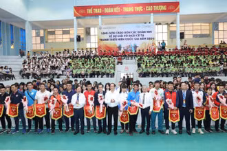 Đại diện các đoàn tham dự thi đấu nhận cờ lưu niệm và hoa của Ban Tổ chức giải.