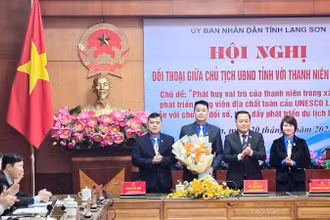 Chủ tịch Ủy ban nhân dân tỉnh Lạng Sơn dự đối thoại với đoàn viên thanh niên tỉnh.