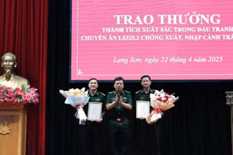 Thiếu tướng Nguyễn Văn Thiện trao thưởng cho ban chuyên án phá thành công chuyên án xuất, nhập cảnh trái phép.