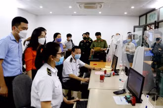 Các đại biểu Hội đồng nhân dân tỉnh Lạng Sơn kiểm tra, giám sát thực hiện khai báo trên nền tảng cửa khẩu số tại cửa khẩu quốc tế Hữu Nghị (huyện Cao Lộc).