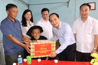 Đồng chí Nguyễn Quốc Đoàn, Bí thư Tỉnh ủy Lạng Sơn thăm tặng quà bà Hoàng Thị Choỏng, là vợ liệt sĩ, trú tại thôn Tồn Cút, xã Bắc Thủy, huyện Chi Lăng.