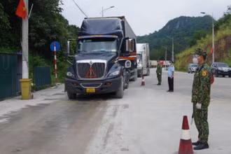 Cán bộ, chiến sĩ Bộ đội biên phòng tỉnh Lạng Sơn, cùng phối hợp với các lực lượng quản lý cửa khẩu điều tiết phương tiện chở hàng hóa vào khu vực cửa khẩu quốc tế Hữu Nghị.