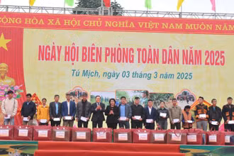 Đại diện lãnh đạo Ủy ban Trung ương Mặt trận Tổ quốc Việt Nam và lãnh đạo tỉnh Lạng Sơn trao quà tặng các hộ gia đình tiêu biểu trong tham gia bảo vệ đường biên, cột mốc.