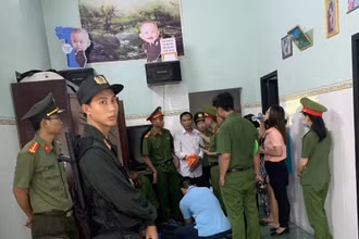 Công an đang khám xét nhà Phó Chủ tịch Ủy ban nhân dân xã Sơn Mỹ.