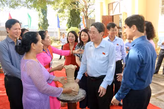 Phó Chủ tịch Quốc hội Nguyễn Đức Hải tham quan Trung tâm Trưng bày Văn hóa Chăm Bình Thuận. 