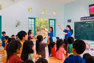 Tình nguyện viên tham gia hoạt động hè cho học sinh