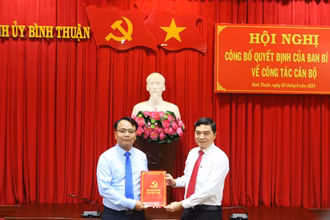 Đồng chí Nguyễn Hoài Anh, Ủy viên dự khuyết Trung ương Đảng, Bí thư Tỉnh ủy Bình Thuận, Chủ tịch Hội đồng nhân dân tỉnh Bình Thuận đã trao Quyết định chuẩn y cho tân Phó Bí thư Tỉnh ủy và phát biểu chỉ đạo, giao nhiệm vụ cho đồng chí Đặng Hồng Sỹ. 