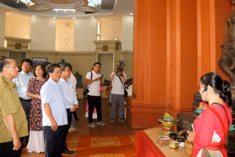 Đoàn công tác tham quan Trung tâm Trưng bày Văn hóa Chăm Bình Thuận.