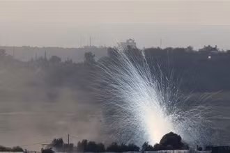 Khói lửa bốc lên sau vụ oanh tạc của lực lượng Israel vào phía Bắc Dải Gaza ngày 30/10/2023. (Ảnh: AFP/TTXVN)