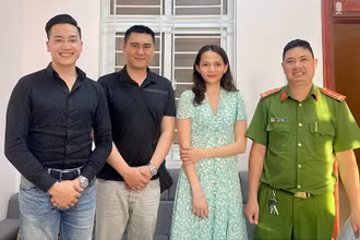 Chị Phan Thanh Ngọc cùng cơ quan chức năng trao trả 3,5 tỷ đồng cho người chuyển nhầm.