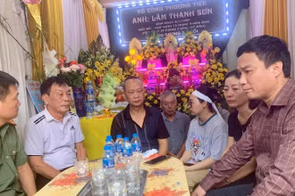 Lãnh đạo tỉnh Hải Dương đến thăm hỏi, động viên, hỗ trợ gia đình nạn nhân LTS. ở phường Trần Phú, thành phố Hải Dương.