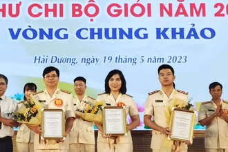 Ban tổ chức Hội thi trao giải thưởng cho các bí thư chi bộ có phần thi xuất sắc.
