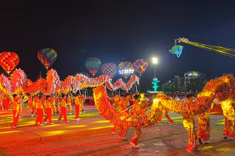 Màn múa lân sư tại quảng trường Sao Đỏ.
