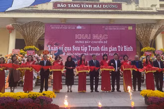 Các đại biểu cắt băng khai mạc trưng bày chuyên đề “Xuân về qua sưu tập tranh dân gian Tứ Bình”.