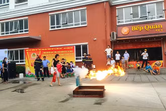 Người dân ở chung cư thực nghiệm chữa đám cháy bằng bình cứu hỏa.