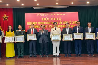 Lãnh đạo tỉnh Hải Dương tặng Bằng khen các tổ chức, cá nhân tiêu biểu trong công tác xây dựng tổ chức đảng trong sạch, vững mạnh.