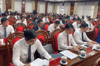Các đại biểu nghiên cứu tài liệu và góp ý vào báo cáo tiến độ triển khai các kết luận của Trung ương về sắp xếp, tổ chức bộ máy trong hệ thống chính trị.
