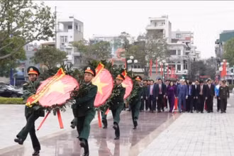 Đoàn cán bộ tỉnh Hải Dương dâng hoa tưởng niệm các Anh hùng liệt sĩ.