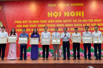 Đồng chí Trần Đức Thắng, Ủy viên Trung ương Đảng, Bí thư Tỉnh ủy Hải Dương tặng Bằng khen 11 tập thể và 15 cá nhân có thành tích xuất sắc trong thực hiện Nghị quyết số 29-NQ/TW của Ban Chấp hành Trung ương Đảng.