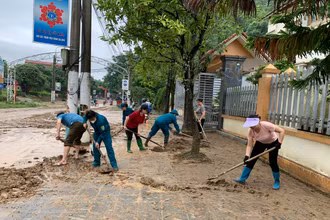 Lực lượng dân quân và người dân xã Phương Thiện, thành phố Hà Giang khắc phục hậu quả thiên tai.