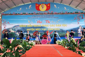 Hội thi trình diễn trang phục dân tộc là một trong những hoạt động trong khuôn khổ Lễ hội chợ Phong lưu Khâu Vai.