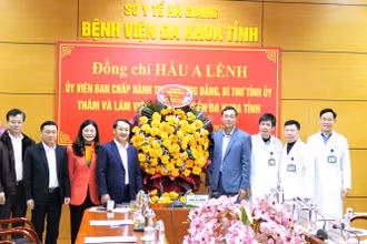 Bí thư Tỉnh ủy Hà Giang Hầu A Lềnh đã trao lẵng hoa của Thủ tướng Chính phủ tặng ngành y tế tỉnh Hà Giang.