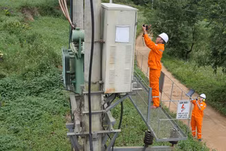 Công nhân Điện lực Đồng Văn sử dụng thiết bị đo PD kiểm tra điểm bất thường trạm biến áp tổ 4 thị trấn Đồng Văn.