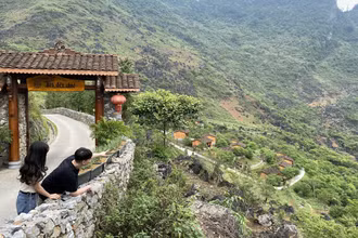Du khách tham quan khu nghỉ dưỡng H'Mông Village, huyện Quản Bạ (Hà Giang).