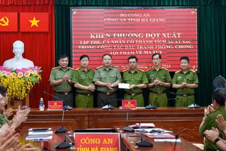 Lãnh đạo Công an tỉnh Hà Giang thưởng nóng cho các lực lượng triệt phá chuyên án ma túy.