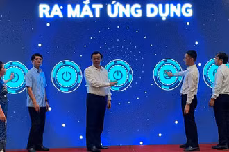 Các đại biểu bấm nút ra mắt ứng dụng du lịch thông minh “NinhBinhtourisminfo”. (Ảnh: XUÂN TRƯỜNG)
