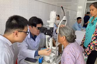 Người có công, người có hoàn cảnh đặc biệt khó khăn được các bác sĩ Câu lạc bộ thầy thuốc Ninh Bình và những người bạn tại Hà Nội khám bệnh. (Ảnh: XUÂN TRƯỜNG)
