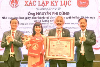 Ông Nguyễn Phi Dũng nhận chứng nhận xác lập kỷ lục nhà sưu tầm báo giấy từ đại diện Tổ chức kỷ lục Việt Nam.