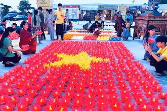 Người dân thắp nến tạo hình lá cờ Tổ quốc tại Chương trình. (Ảnh: XUÂN TRƯỜNG)