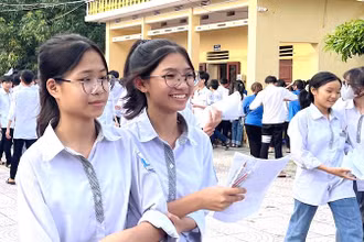 Thí sinh tỉnh Nam Định tham dự kỳ thi tuyển sinh lớp 10 trung học phổ thông công lập hệ không chuyên với tâm trạng phấn khởi.