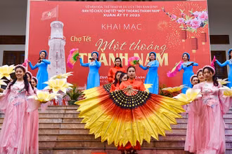 Tiết mục văn nghệ chào mừng khai mạc Chợ Tết "Một thoáng Thành Nam" Xuân Ất Tỵ năm 2025. (Ảnh: XUÂN TRƯỜNG)