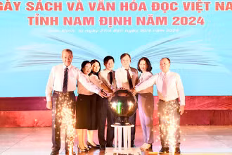Các đại biểu bấm nút khai mạc Ngày Sách và Văn hóa đọc Việt Nam tỉnh Nam Định năm 2024. (Ảnh: XUÂN TRƯỜNG)