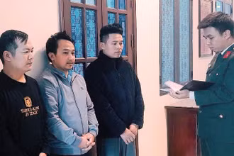 Từ trái qua phải là các đối tượng: Chu Anh Quân, Lê Minh Thành, Tạ Nguyên Ngọc tại cơ quan Công an tỉnh Nam Định. (Ảnh: Công an tỉnh cung cấp)