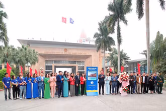 Các đại biểu khai trương hệ thống wifi miễn phí công cộng và quét mã QR tại khu du lịch Sa Vỹ, Móng Cái.